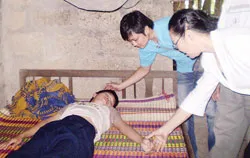 Xin đỡ em Tý đứng dậy!