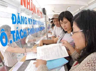 Làm hồ sơ nhà đất tại UBND quận Gò Vấp. Ảnh: ĐỨC TRÍ