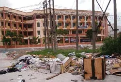 Hố bom giữa phố ảnh 2