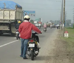 Hố bom giữa phố