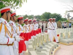 “Bí mật” dưới phiến đá trắng