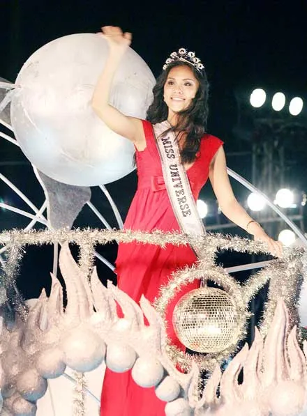 Hoa hậu Hoàn vũ 2007 Miyo Mori vẫy chào người dân Nha Trang.