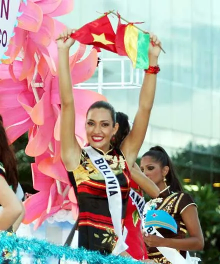Hoa hậu Bolivia giơ cao cờ Việt Nam và Bolivia chào người dân Nha Trang.