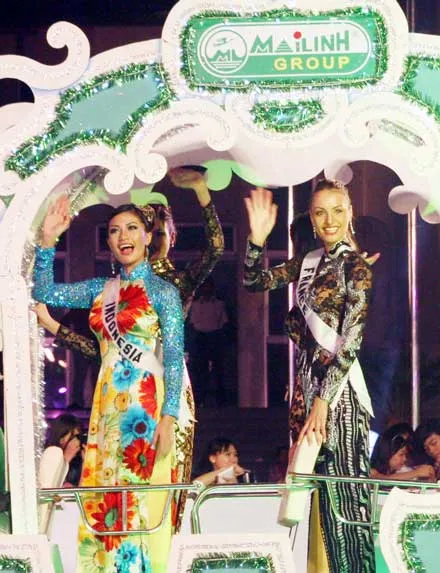 Hoa hậu Pháp (phải) và Indonesia.