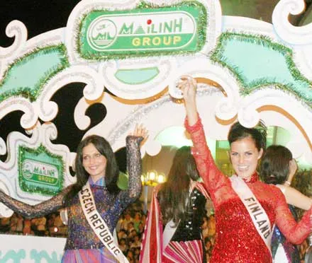 Hoa hậu Phần Lan (phải) và Cộng hòa Séc.