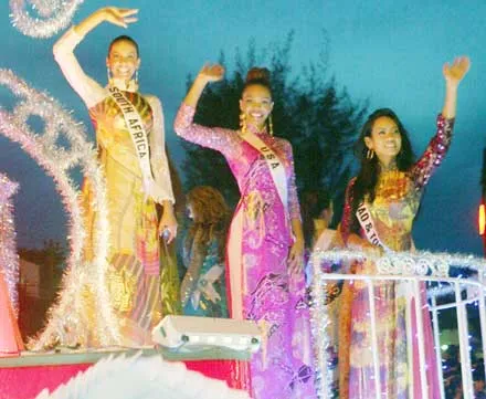 Hoa hậu Nam Phi, Mỹ và Trinidad&Tobago (từ trái qua).