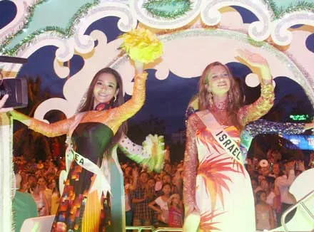 Nụ cười duyên dáng của hoa hậu Hàn Quốc và Israel (phải).