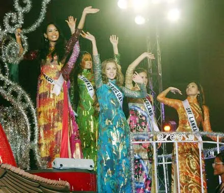 Các hoa hậu trong trang phục áo dài Việt Nam.