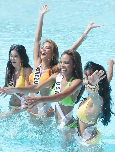 Các hoa hậu vui đùa trong làn nước trong xanh.