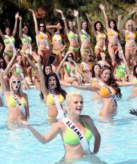 Dưới cái nắng gắt nhưng các hoa hậu vẫn rất tươi với câu chào Việt Nam. Ảnh: Thùy Dương.