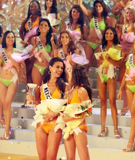 Hoa hậu Ấn Độ chúc mừng hoa hậu Mexico. Ảnh: Thùy Dương.