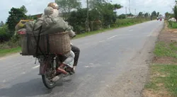 Xe máy “cõng” xăng dầu qua biên giới