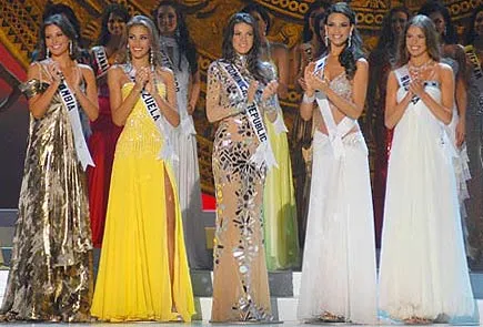 5 thí sinh đẹp nhất cuộc thi (từ trái sang): Hoa hậu Colombia (Á hậu 1), Hoa hậu Venezuela (Hoa hậu), Hoa hậu Dominica (Á hậu 2), Hoa hậu Mexico (Á hậu 4), Hoa hậu Nga (Á hậu 3).Ảnh: Hoàng Hà