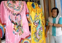 Người may áo cho cung đình