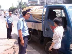 Ngăn chặn tình trạng đổ trộm phân hầm cầu - Niêm chì hay xây thêm nhà máy xử lý?