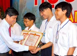 Khen thưởng 51 giáo viên và 122 học sinh giỏi, Chủ tịch UBND TPHCM Lê Hoàng Quân: Cần đầu tư đúng mức và toàn diện hơn ảnh 2