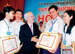 Khen thưởng 51 giáo viên và 122 học sinh giỏi, Chủ tịch UBND TPHCM Lê Hoàng Quân: Cần đầu tư đúng mức và toàn diện hơn