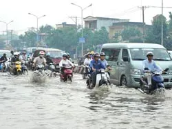 Chiều hôm qua, TPHCM ngập nặng: Lại đổ lỗi cho hệ thống cũ (!)