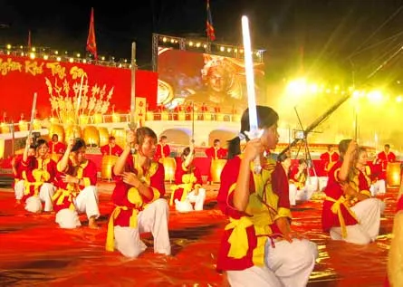 Tái hiện hình ảnh nghĩa quân Tây Sơn trong đêm bế mạc Festival Tây Sơn - Bình Định. Ảnh: HOÀNG TRỌNG