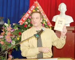 Tiến sĩ văn chương Đức Frank Gerke: Chọn dịch “Đất lửa” vì chất thời sự