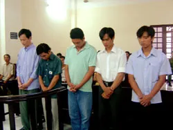 Xét xử vụ dân quân phường 15 quận 10 tra khảo học sinh gây thương tích: Các bị cáo đều lãnh án tù