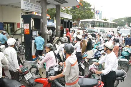 Nhiều người dân TPHCM đổ xô đi mua xăng.