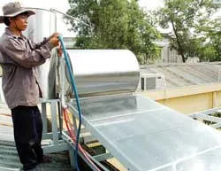 Máy nước nóng năng lượng mặt trời: Hút hàng nhưng cẩn trọng ảnh 2