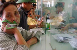 Một tuần sau khi Hà Nội mở rộng, dân rối vì... trụ sở !