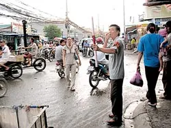 Bác tài xe ôm kiêm… hướng dẫn giao thông