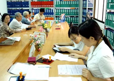 Khai thuế thu nhập tại Cục thuế TPHCM. Ảnh: Thành Tâm