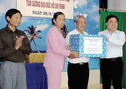 Tặng 1.000 cuốn sách cho một khu phố