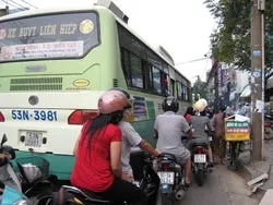 Ùn tắc giao thông từ những trạm xe buýt