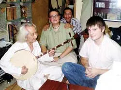 Ba nhạc sĩ nước ngoài mê nhạc cổ Việt Nam