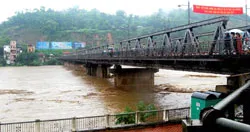 Sáng nay : Các tuyến đường huyết mạch vào vùng lũ bị chia cắt ảnh 2