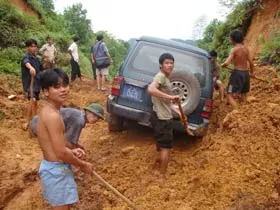 Hàng ngàn người đang khốn khó
