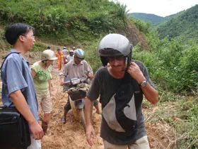 Hàng ngàn người đang khốn khó ảnh 2