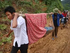 Hàng ngàn người đang khốn khó ảnh 4