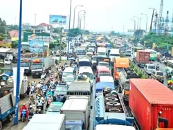 Các cửa ngõ đường bộ vào TPHCM: Ngổn ngang, hỗn độn!