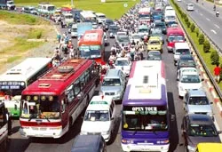 Các cửa ngõ đường bộ vào TPHCM: Ngổn ngang, hỗn độn! ảnh 2