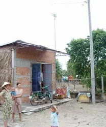 Sống giữa lưới điện quốc gia vẫn không có điện dùng