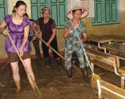 Học sinh vùng lũ lo ngày khai trường ! ảnh 3