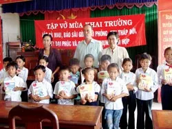 “Tập vở mùa khai trường” đến với học sinh nghèo