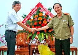 Báo SGGP chúc mừng các đơn vị công an