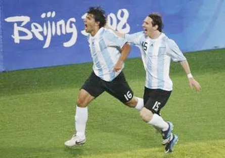 Messi chia vui cùng S.Aguero (trái), sau khi tiền đạo này ghi bàn thắng vào lưới Brazil. Ảnh: Reuters