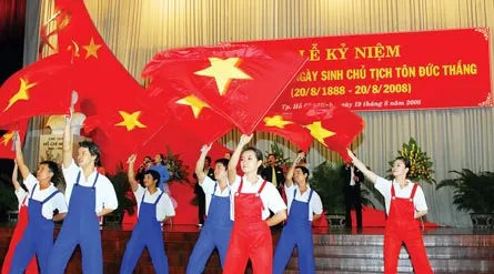 Văn nghệ kỷ niệm 120 năm Ngày sinh Chủ tịch Tôn Đức Thắng. Ảnh: VIỆT DŨNG