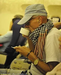 Cựu ca sĩ nhạc rock Gary Glitter đòi lưu lại Thái Lan vì "bệnh"