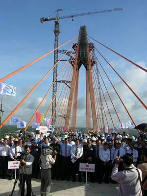 Hợp long cầu Rạch Miễu