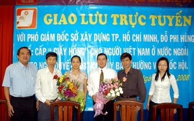 Phó TBT Trần Văn Tuấn (thứ hai, từ trái sang) tặng hoa Ban lãnh đạo Sở Xây dựng TPHCM.