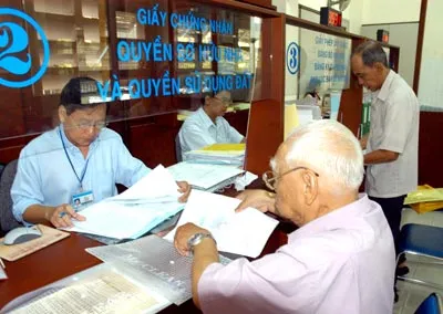 Người dân đến làm thủ tục nhận giấy chứng nhận quyền sở hữu nhà - đất tại Quận 3