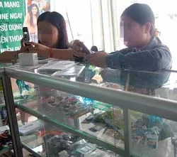 Hai Lúa xài… dế